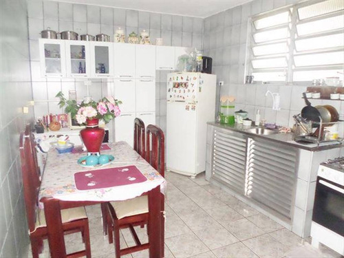 Imagem 9 de 23 de Ambientes Amplos, Arejados, Quintal, Jardim, Localizado Em Rua Que Não Enche, Proximo Do Centro De São Vicente. - Hm2207
