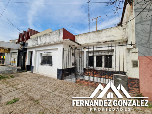 Venta De Casa 2 Amb. + Departamento De 1 Amb. Sobre Lote Propio. En Remedios De Escalada