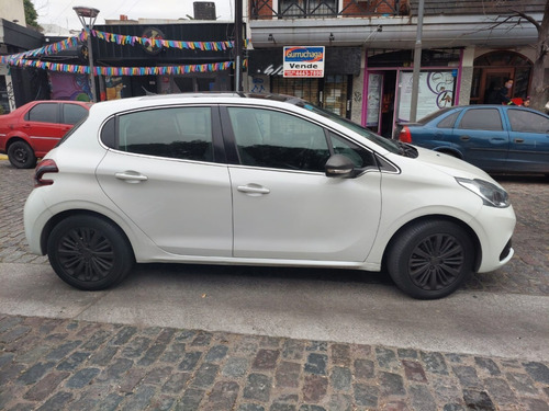 Imagen 6 de 17 de Peugeot 208 Feline 1.6 Mt 5 Ptas. / Nafta / 2016