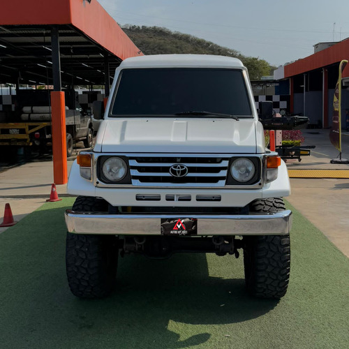 Toyota Land Cruiser Long Van Machito