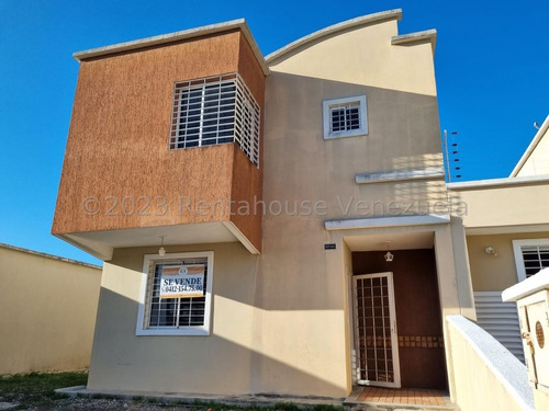 / Casa En Venta En Ciudad Roca En Uno De Los Urbanismos Mas Amplios Y Seguros Al Este De Barquisimeto Codigo 2 - 4 - 13076 /  (mehilyn Perez )