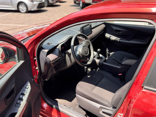 Toyota Yaris 4p Sedán Base L4/1.5 Man