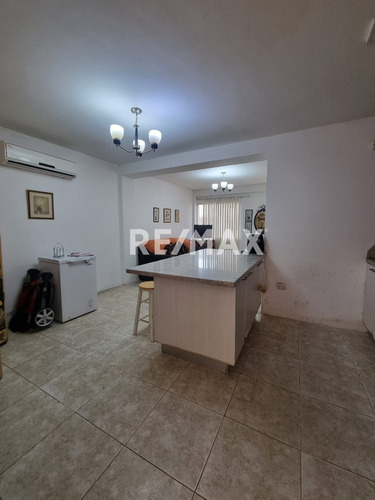 Amplio Townhouse Ubicado En Conjunto Tranquilo, Los Robles, Maneiro, Isla De Margarita, Nueva Esparta - Cod. 0673