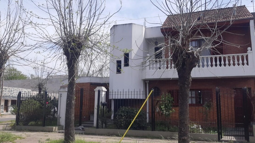 Venta Monte Grande Muy Buena Casa En Esquina De 2 Plantas Con 3 Dormitorios.