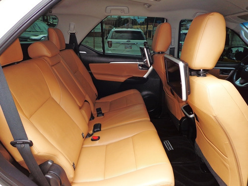 Imagen 8 de 11 de Toyota Fortuner Dubai Vxr 2019 V6 4x4 Automático