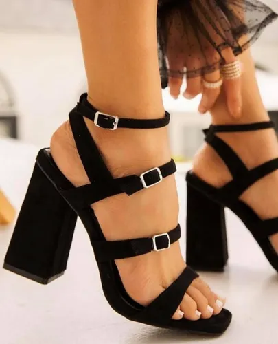 Zapatillas negras de tacon cuadrado sales