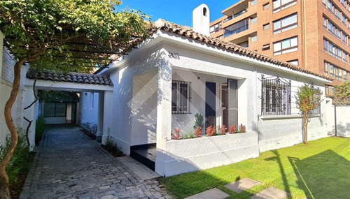 Casa En Venta De 4 Dorm. En Ñuñoa