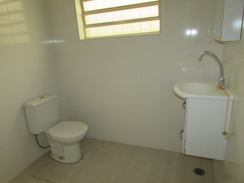 Imagem 8 de 14 de Casa 2 Quartos Com Terreno De 250 M2, Isolada Dos 2 Lados