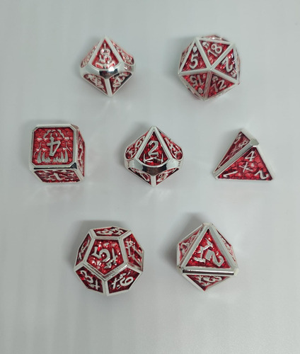 Set Dados De Metal X 7 Rol - #5 Rojo Con Bordes Y Numeros Plateados Y Armas