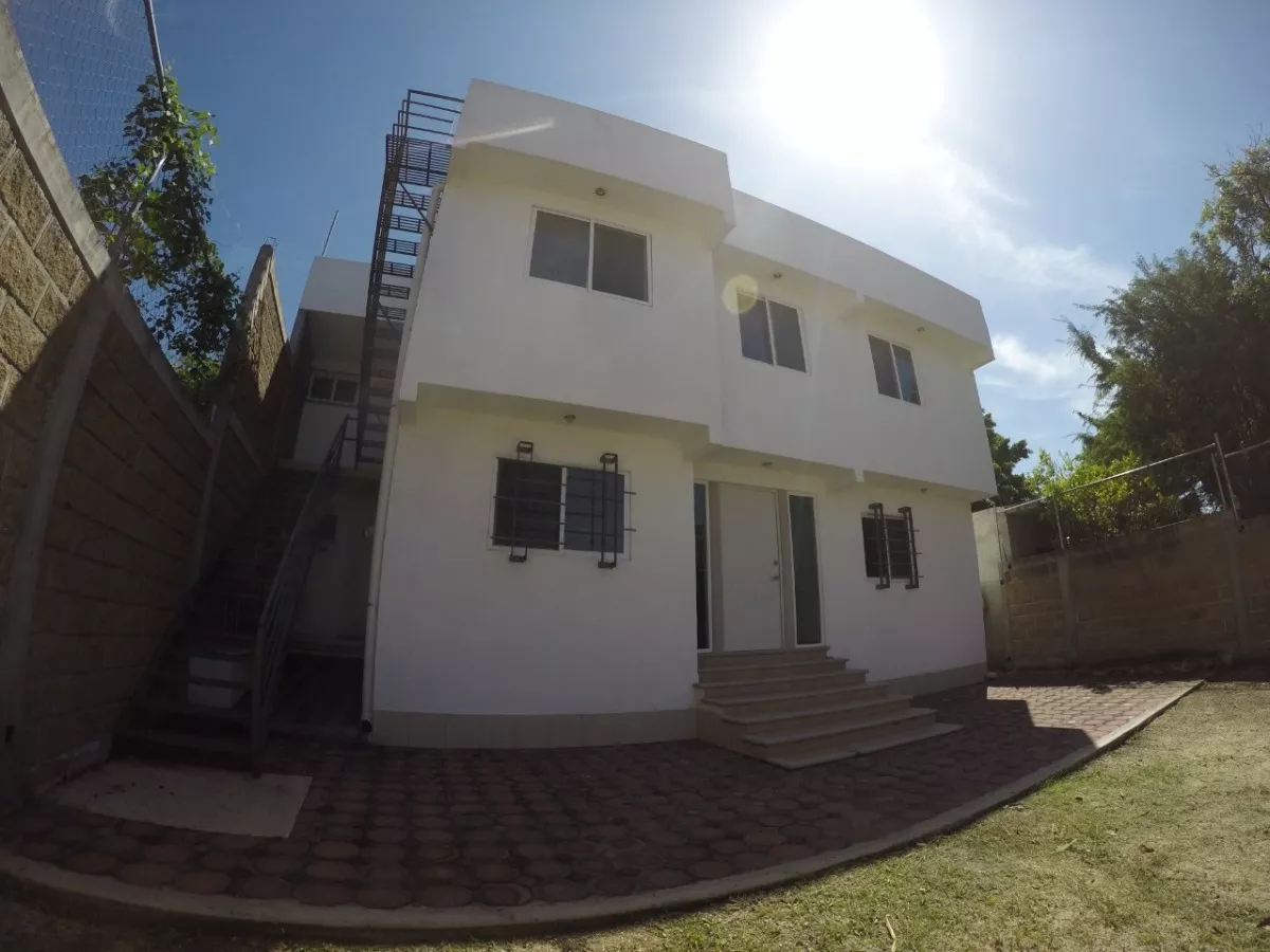 En Venta Excelente Oportunidad De Inversion De Casa Con Distribucion De Departamentos En Col. Santa Rosa