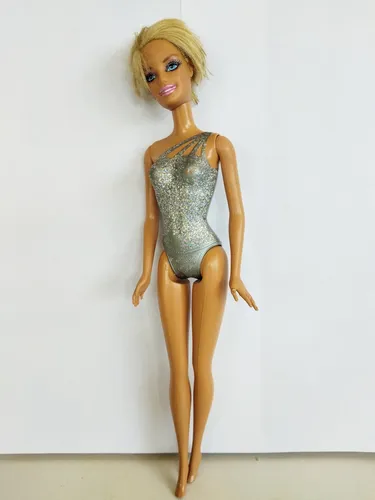 Barbie con sale pelo corto