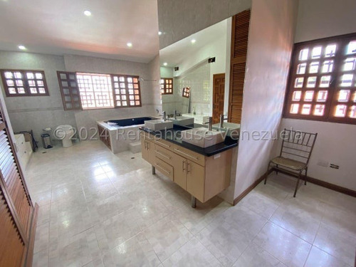 Venta De Imponente Casa Santa Paula
