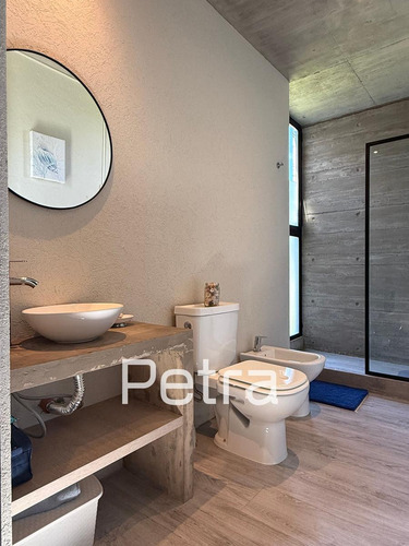 Casa En Venta De Hormigón Visto En Costa Esmeralda