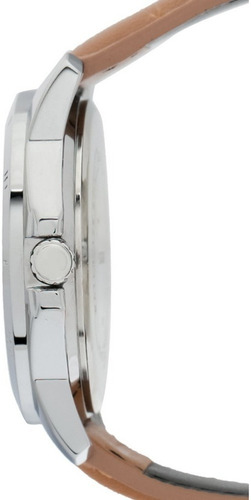 Reloj de pulsera Casio Enticer MTP-V004 de cuerpo color plata, analógico, para hombre, fondo negro, con correa de cuero color marrón, agujas color plata y beige claro, dial beige, minutero/segundero beige, bisel color plata y hebilla simple