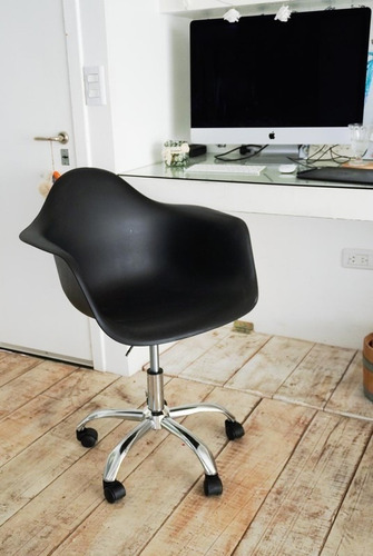 Sillon Silla Oficina Garden Life Eames Giratorio Con Ruedas Color Negro