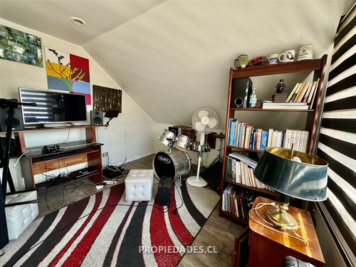 Casa En Venta De 4 Dorm + Servicio En Las Condes