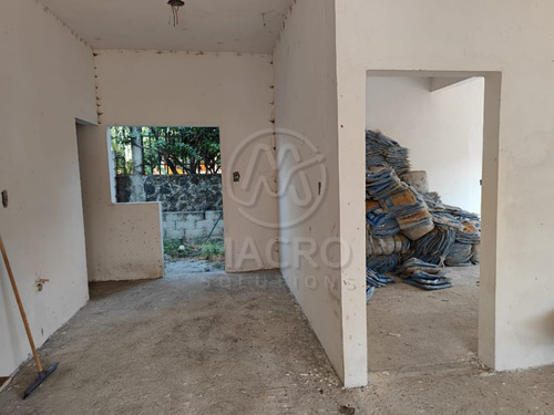 Casa En Venta En Col. Narciso Mendoza Con Amplias Recamaras Y Jardín.