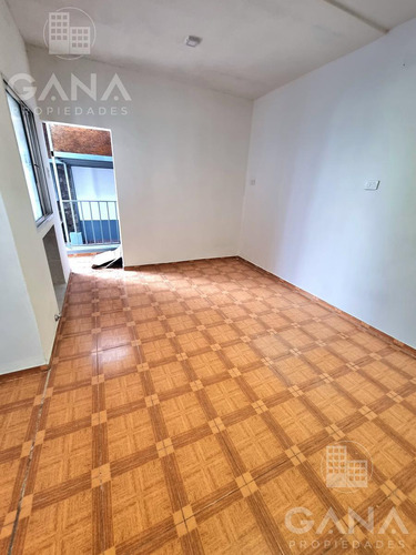 Casa En Venta De Pasillo 2 Dormitorios Reciclada.