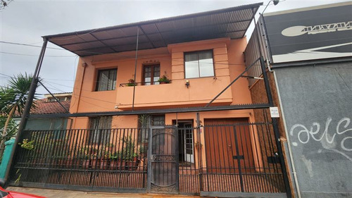 Casa En Venta De 5 Dorm. En Santiago