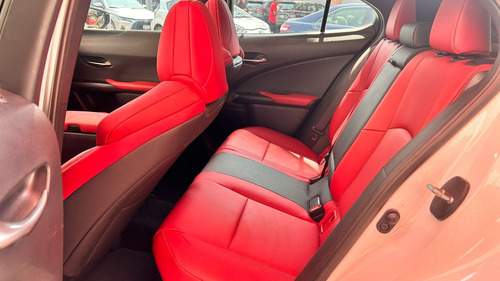 Lexus UX 2.0 250h F-Sport At