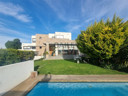 Casa Mediterránea En Venta De 4 Dorm. En Concón