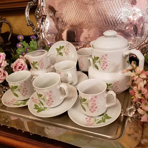 Lindo jogo de chá em porcelana com tema floral na tonalidade rosa