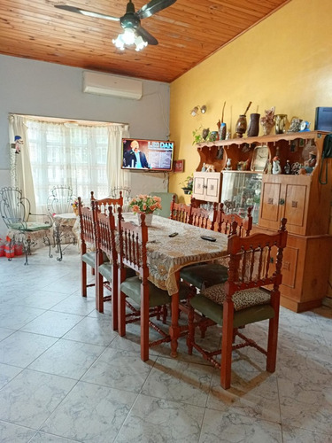 Casa 2 Dorm, Patio Mixto Y Cochera. Zona Arist Del Valle Al 10.300 