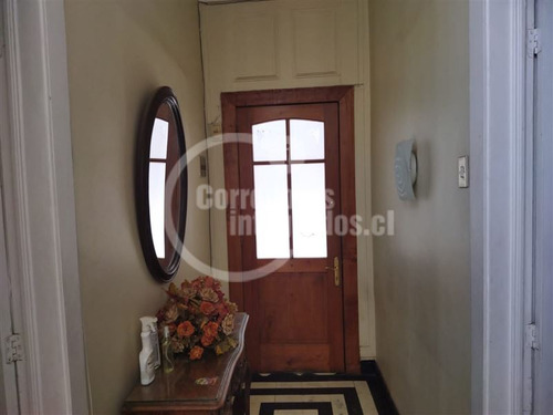 Casa En Venta De 4 Dorm. En Santiago