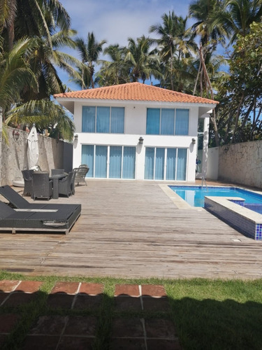 Hermosa Villa Frente A La Playa De Guallacanes.