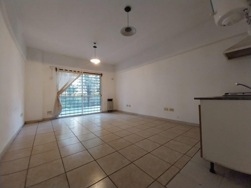 Venta Monoambiente Primer Piso, Con Cochera Descubierta En Morón Centro, Moron Norte.-