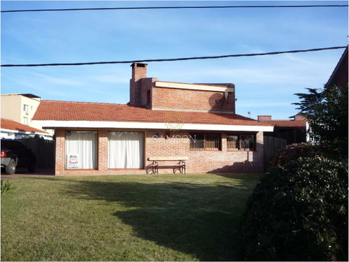 Casa En Alquiler Anual De 3 Dormitorios Más Dependencia De Servicio, Pinares, Punta Del Este