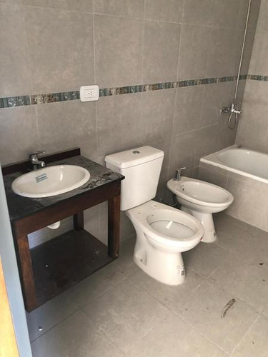 Departamento De Dos Ambientes En Morón, Con Cochera.