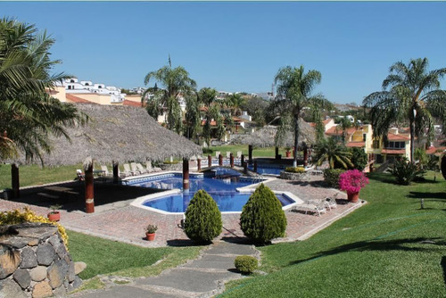 Residencia En Venta Con 4 Recámaras, Alberca En Áreas Comunes