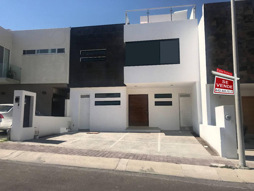 Se Vende Hermosa Casa En El Refugio, 3 Recámaras, Estudio, J