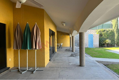 Espectacular Casa En Venta En San Isidro, Con Un Enorme Jardin Y Alberca.