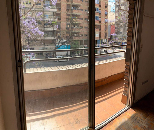 Imagen 6 de 7 de Chacabuco Al 100 En Venta - Liquido!!! 2 Dorm . Frente C/ Balcón . Amplio