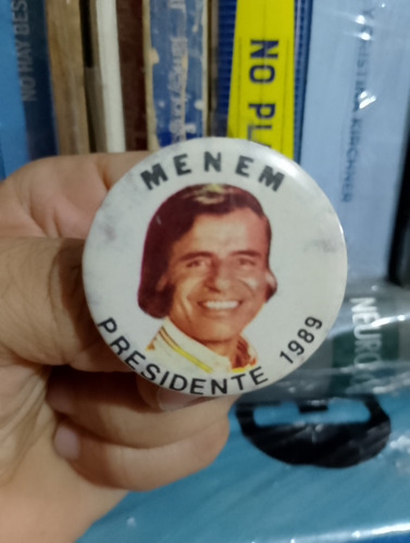 Souvenir Pin Calendario Menem Presidente 1989 - 2004 Pin Almanaque (Usado)