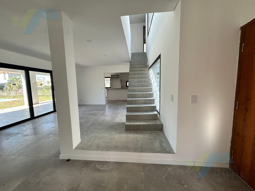 Casa En Venta 5 Amb En Altos De Campo Grande