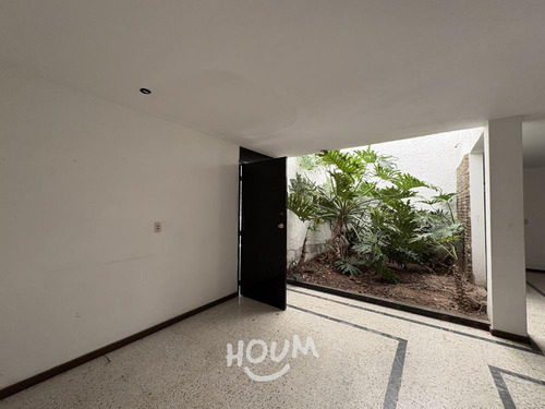 Casa En Colinas De San Javier, Guadalajara Con 7 Recámaras, 1305 M², Id: 151607