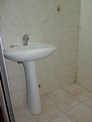 Apartamento Al Frente Sobre Av. Del Libertador !!