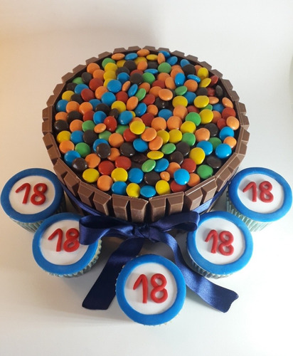 Torta Con Kit Kat Y Confites De Chocolate Con Cinta De Raso