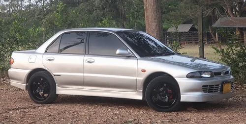 Mitsubishi Lancer 1.3 Gl 5 p