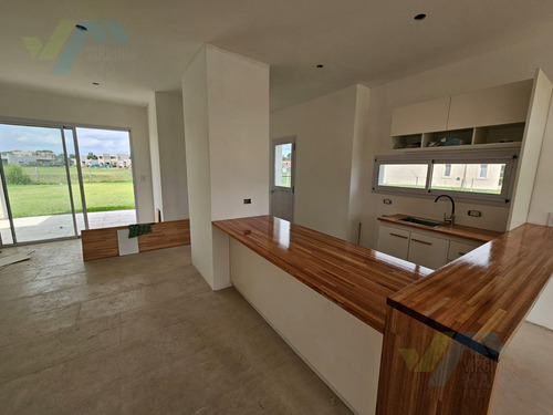 Casa En Venta 4 Ambientes En Santa Lucia - Pilar Del Este