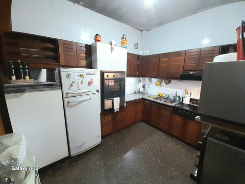 Casa Con Cochera, Local, Fondo Libre Con Pileta