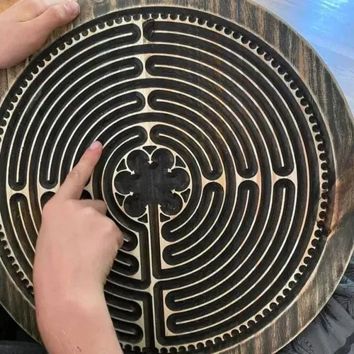 Laberinto De Madera Para Meditar Con Los Dedos