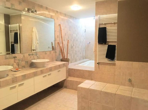 Casa (uso Comercial) En Venta, Cerro De Las Rosas. En Pleno Tejeda, Zona Norte