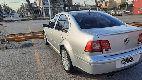 Imagen 3 de 12 de Volkswagen Bora 2009 1.8 Highline T 180cv