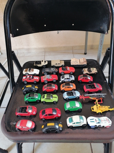 Lote De Carritos Variados Hotwheels Y Macthbox 