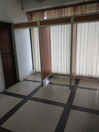 Vendo Lindo Local Con Mezzanina C.c Casona 1. Asesor Inmobiliario Silvia Jaramillo.