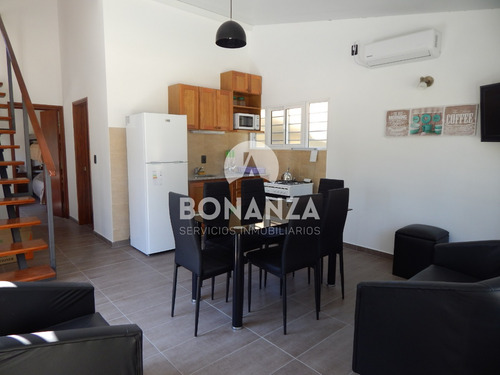 Casa En Alquiler, Piriápolis. 4 Cuadras De La Playa Y Rambla. 2 Dormitorios 2 Baños. Gran Parrillero Techado. Wifi, Aire Acondicionado, Alarma Tv Cable